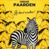 Een zebra onder paarden