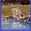 Ein Dorf baut sich ein Schwimmbad